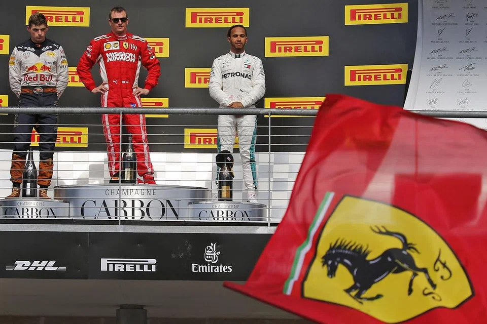BELUM LAGI: Lewis Hamilton (kanan) terpaksa menanti perlumbaan Mexico pada hujung minggu akan datang memandangkan beliau hanya menduduki tempat ketiga dalam perlumbaan di Austin, Texas kelmarin. Tempat pertama dimenangi Kimi Raikkonen (tengah) dan kedua ialah Max Verstappen. - Foto EPA-EFE