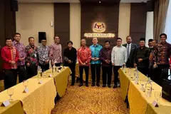 Timbalan Perdana Menteri Malaysia II, Datuk Seri Fadilah Yusof (baju biru) d,an Menteri di Jabatan Perdana Menteri (Hal Ehwal Undang-Undang), Datuk Seri Azalina Othman Said (tujuh dari kiri), bersama blok pembangkang diketuai Presiden Parti Pribumi Bersatu Malaysia (Bersatu), Tan Sri Muhyiddin Yassin (lapan dari kiri), usai Majlis Menandatangani Perjanjian Kepercayaan dan Pembekalan (CSA) pada 29 Oktober di Parlimen Malaysia.