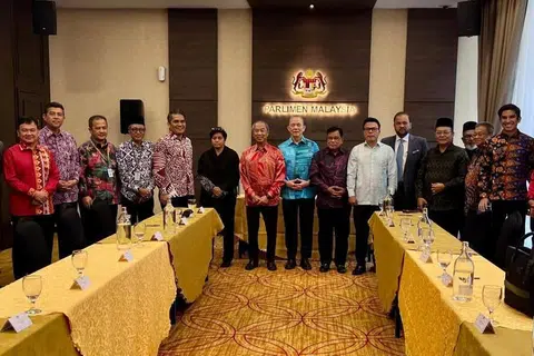 Timbalan Perdana Menteri Malaysia II, Datuk Seri Fadilah Yusof (baju biru) d,an Menteri di Jabatan Perdana Menteri (Hal Ehwal Undang-Undang), Datuk Seri Azalina Othman Said (tujuh dari kiri), bersama blok pembangkang diketuai Presiden Parti Pribumi Bersatu Malaysia (Bersatu), Tan Sri Muhyiddin Yassin (lapan dari kiri), usai Majlis Menandatangani Perjanjian Kepercayaan dan Pembekalan (CSA) pada 29 Oktober di Parlimen Malaysia.