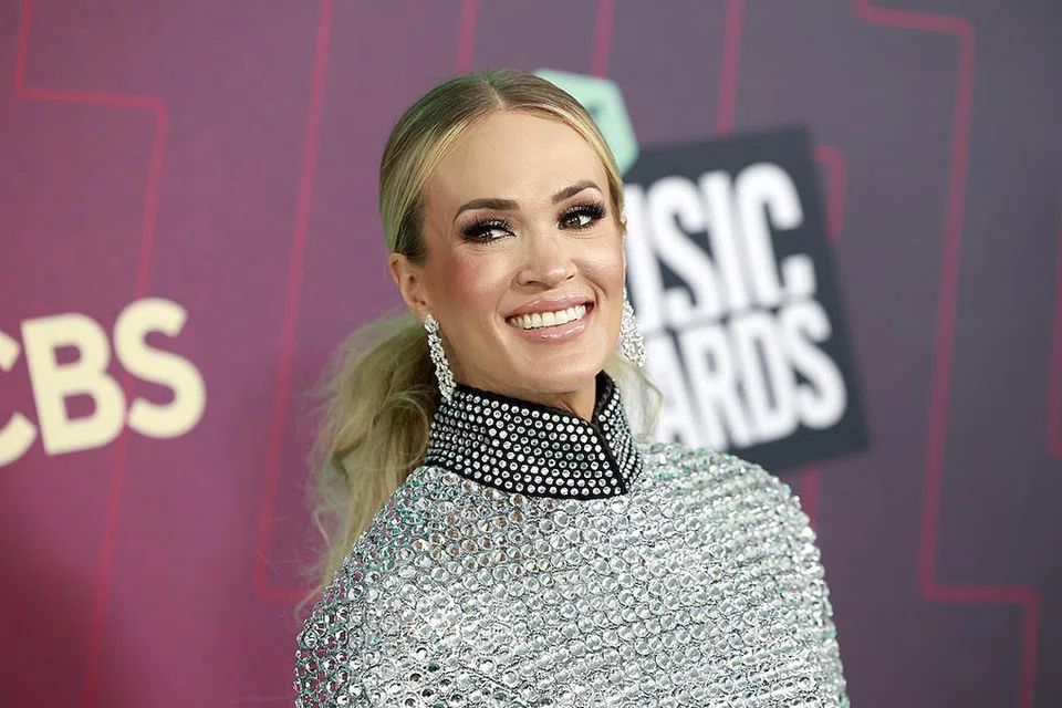 Carrie Underwood membuat persembahan tetap di Las Vegas sambil mengikuti band rok, Guns N’ Roses, dalam konsert jelajah mereka.