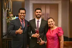SAMA BANGGA: Olahragawan Terbaik Sheik Farhan (tengah) bersama bapanya, Sheik Alau’ddin dan ibunya, Sa’adiah Sanuse di majlis penyampaian Anugerah Sukan Singapura 2023 pada Rabu.