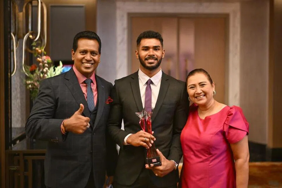 SAMA BANGGA: Olahragawan Terbaik Sheik Farhan (tengah) bersama bapanya, Sheik Alau’ddin dan ibunya, Sa’adiah Sanuse di majlis penyampaian Anugerah Sukan Singapura 2023 pada Rabu.