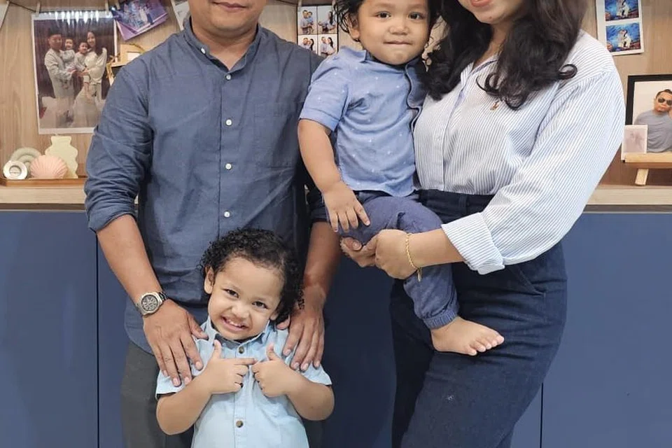 Cik Nur Shidah (kanan) dan keluarga bergambar di sudut kegemaran mereka di rumah baru hasil sentuhan MSR Interior Design.