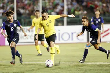 WIRA MALAYSIA: Norshahrul Idlan Talaha (tengah) berjaya menjaringkan gol bagi Malaysia mengalahkan Kemboja 1-0. - Foto EPA-EFE