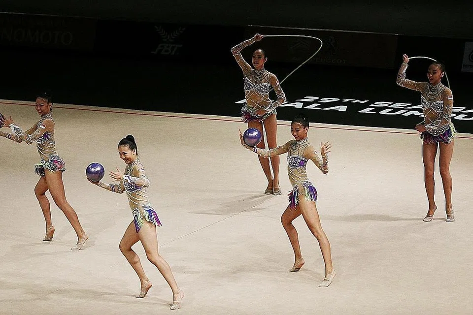 GANGSA BAGI LIMA SEKAWAN: Skuad gimnastik berirama memenangi gangsa acara alat campuran (2 tali dan 3 bebola) semalam. - Foto ZAOBAO