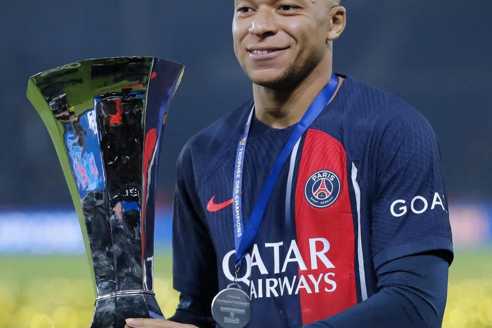 AKAN KE REAL MADRID?: Kylian Mbappe memenangi Piala Juara Perancis bersama Paris St-Germain (PSG) namun kontraknya akan berakhir musim panas ini, dan beliau telah dikaitkan dengan pemindahan ke Real Madrid. 