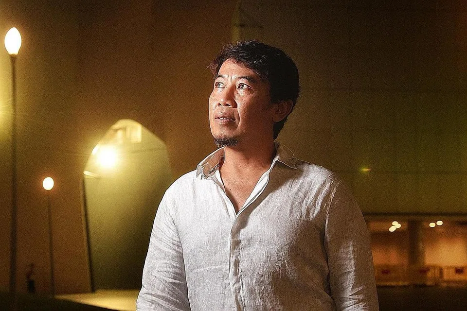 TIADA YANG MUSTAHIL: Dalam tempoh sempadan Singapura dengan Malaysia ditutup kerana wabak Covid-19, bakat Singapura, Rizman Saleh (atas), bersyukur dapat terus bereksperimen menghasilkan lagu cinta 'Mudahnya Ku Jatuh Cinta' dengan bantuan pemuzik Malaysia, Along Exists (bawah). - Foto BH oleh DESMOND WEE 