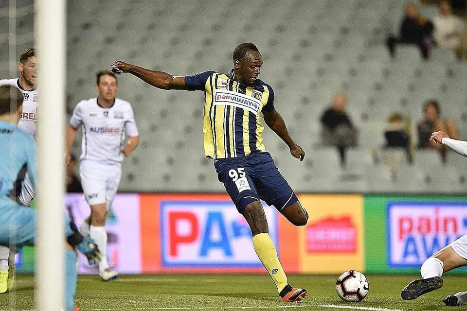 GIGIH KEJAR IMPIAN: Usain Bolt gigih berlatih dengan kelab Liga-A, Central Coast Mariners, sejak Ogos lalu. Gambar kiri menunjukkan beliau mencari sasaran semasa diturunkan dalam perlawanan ujian pramusim. - Foto AFP 