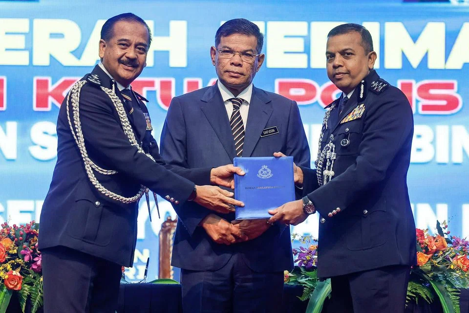 PELANTIKAN BARU: Menteri Dalam Negeri, Datuk Seri Saifuddin Nasution Ismail (tengah) menyaksikan penyerahan dokumen tugas Timbalan Ketua Polis Negara (IGP) antara Tan Sri Razarudin Husain (kiri) kepada Datuk Seri Ayob Khan Mydin Pitchay (kanan) pada majlis serah terima tugas di Dewan Tan Sri Abdul Rahman Hashim, Pusat Latihan Polis Kuala Lumpur (Pulapol) pada Khamis. Tan Sri Razarudin dilantik sebagai IGP baharu berkuat kuasa Jumaat, menggantikan Tan Sri Acryl Sani Abdullah Sani, yang tamat perkhidmatannya pada Khamis.