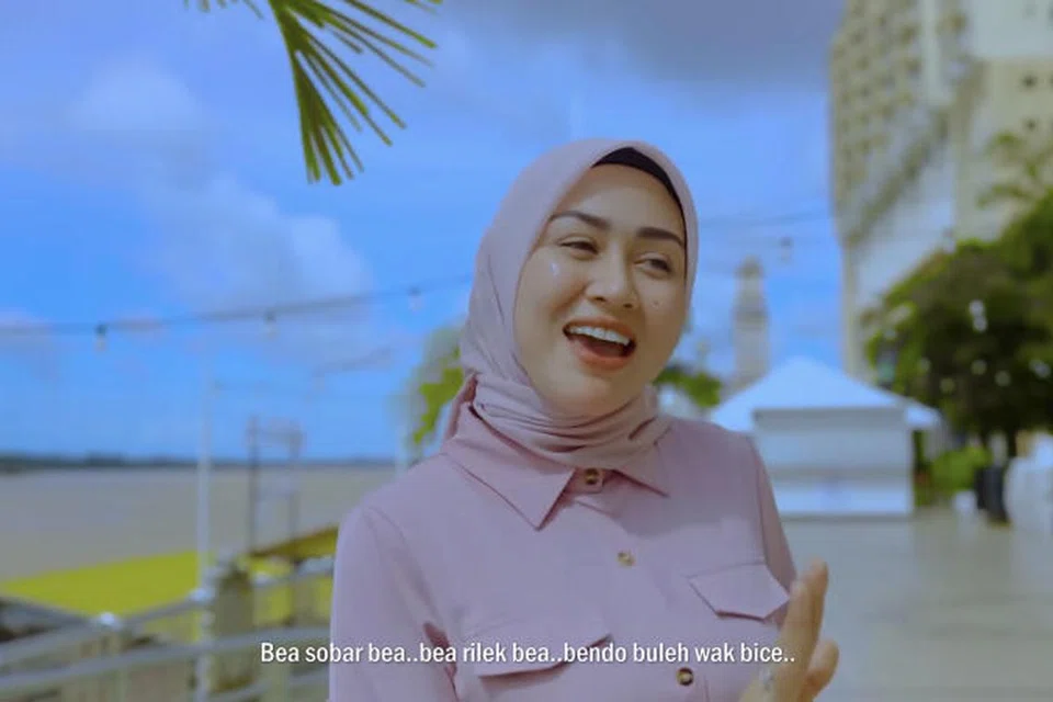 Eda Ezrin dalam muzik video YouTube menyanyikan lagu hitnya ‘Cinta Setandan Pisang’.