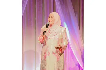 NYANYI HOBI SAJA: Suhaily Shamsuddin anggap menyanyi sebagai hobi dan tumpukan perhatian pada kerjaya 22 tahun selaku pengurus pentadbiran restoran Kentucky Fried Chicken (KFC) sehingga bersara pada 2007. - Foto BM oleh NUR DIYANA TAHA