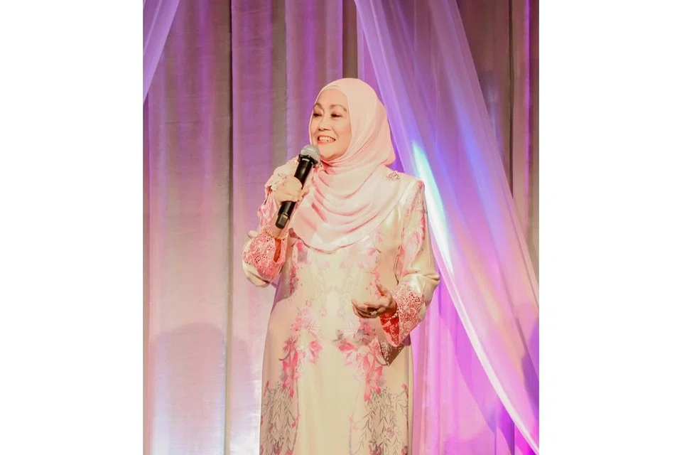 NYANYI HOBI SAJA: Suhaily Shamsuddin anggap menyanyi sebagai hobi dan tumpukan perhatian pada kerjaya 22 tahun selaku pengurus pentadbiran restoran Kentucky Fried Chicken (KFC) sehingga bersara pada 2007. - Foto BM oleh NUR DIYANA TAHA