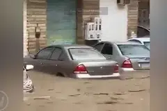 PAPARAN KESAN BANJIR: Beberapa kereta di kota Makkah tenggelam kerana hujan lebat. - Foto TANGKAP LAYAR YOUTUBE LAMAN MEKKA