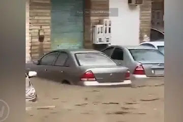 PAPARAN KESAN BANJIR: Beberapa kereta di kota Makkah tenggelam kerana hujan lebat. - Foto TANGKAP LAYAR YOUTUBE LAMAN MEKKA