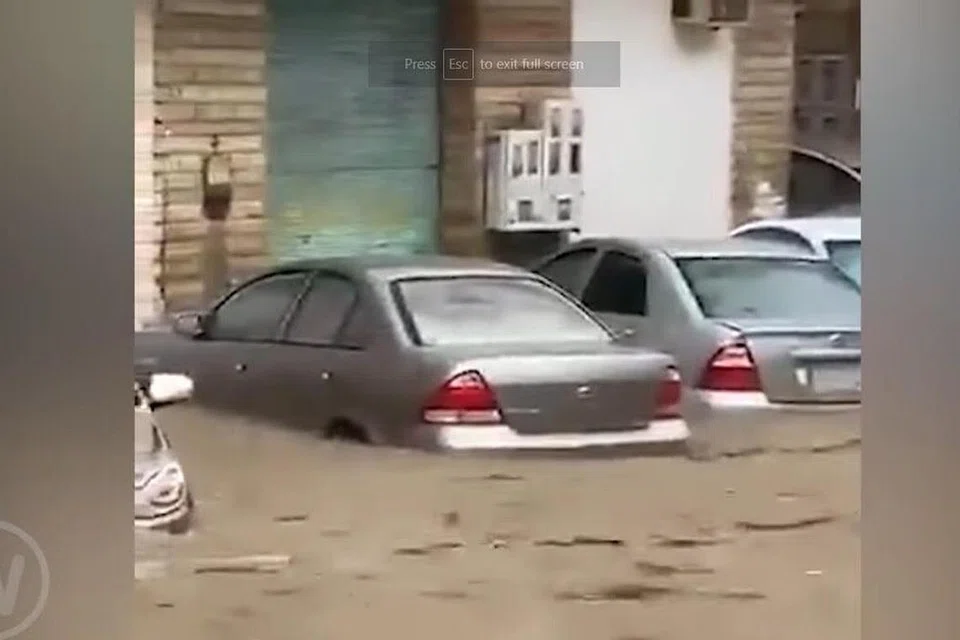 PAPARAN KESAN BANJIR: Beberapa kereta di kota Makkah tenggelam kerana hujan lebat. - Foto TANGKAP LAYAR YOUTUBE LAMAN MEKKA