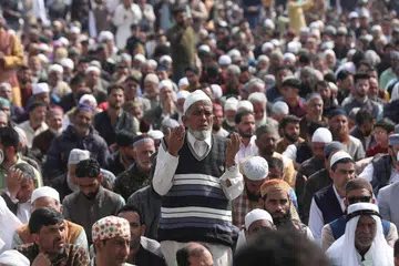 Umat Islam menunaikan solat sunat Aidilfitri di makam Hazratbal di Srinagar, ibu kota musim panas Kashmir, India pada 31 Mac 2025. Umat Islam di seluruh dunia mula menyambut Aidilfitri, perayaan selama tiga hari yang menandakan berakhirnya bulan Ramadan. Ketika Aidilfitri, kebanyakan orang akan mengunjungi sanak saudara di dalam atau luar bandar, manakala kanak-kanak menerima pakaian baharu serta wang sebagai tanda kegembiraan.