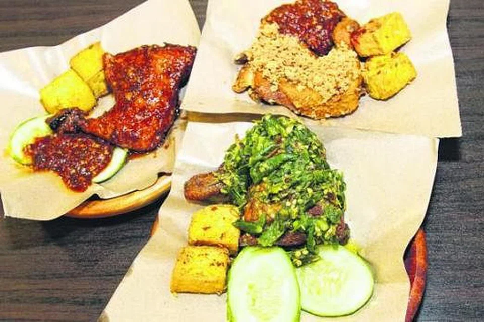 PELBAGAIKAN HIDANGAN AYAM: Bukan setakat Ayam Penyet, kini Ayam Rica (kiri) dari Sulawesi Utara, Ayam Balado (belakang kanan) dan Ayam Sambal Hijau dari Padang juga diperkenalkan Dapur Penyet dengan harapan hidangan ini akan menjadi popular di Singapura.