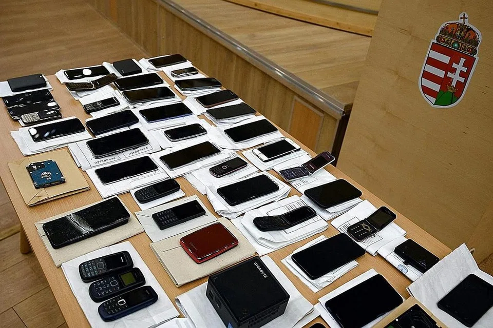 TANGKAPAN PENJENAYAH SIBER: Polis Hungary mempamerkan rampasan komputer riba dan telefon bijak yang digunakan pertubuhan penjenayah bagi melakukan pengubahan wang secara haram semasa sidang akhbar di ibu pejabat polis di Budapest, Hungary, pada 30 Mei lalu. - Foto AFP