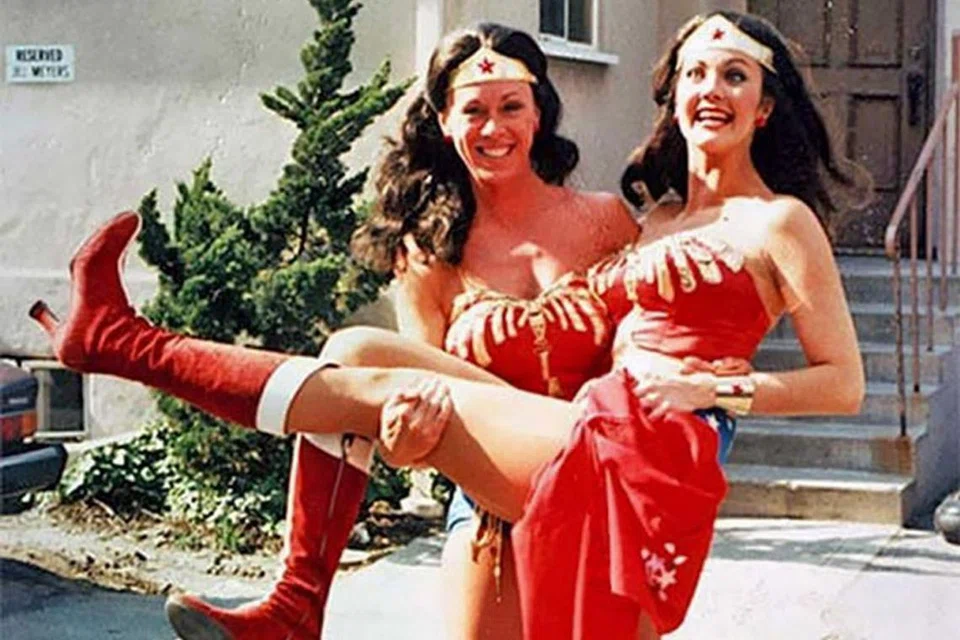 IMPIAN DARI KECIL: Jeannie Epper (kiri) yang mengangkat pelakon Wonder Woman, Linda Carter, mengimpikan kerjaya 'stuntwoman' sejak ayahnya memberinya jaminan dibayar gaji kalau berani tunggang kuda menuruni bukit curam. - Foto HOLLYWOOD NEWS