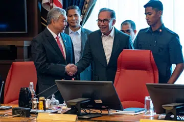 PERSAINGAN DUA BLOK: Pertarungan pilihan raya negeri kali ini adalah pertandingan langsung antara blok PH-BN, yang diketuai Pengerusi PH, Datuk Seri Anwar Ibrahim (gambar atas, tengah); dan Pengerusi BN, Datuk Seri Dr Ahmad Zahid Hamidi (kiri) menentang blok PN, yang diketuai Presiden Parti Pribumi Bersatu Malaysia (Bersatu), Tan Sri Muhyiddin Yassin (gambar bawah, kiri); dan Presiden PAS, Tan Sri Abdul Hadi Awang (dua dari kiri).
