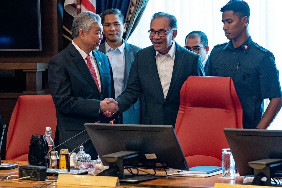 IKATAN KERJASAMA: Datuk Seri Anwar Ibrahim (tengah) dan Datuk Seri Dr Ahmad Zahid Hamidi (kiri) menerajui Kerajaaan Perpaduan yang dibentuk pada November 2022. 