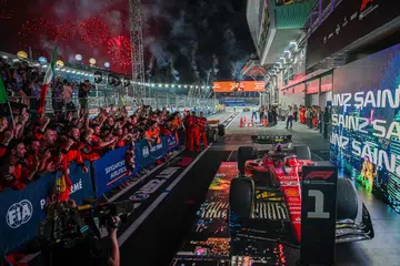 MANTAP: Pemandu Ferrari Carlos Sainz menjuarai perlumbaan Grand Prix Formula 1 Singapura 2023 pada Ahad. 