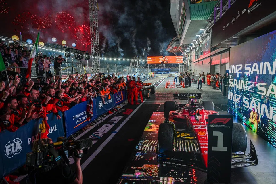 MANTAP: Pemandu Ferrari Carlos Sainz menjuarai perlumbaan Grand Prix Formula 1 Singapura 2023 pada Ahad. 