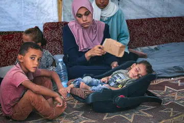 Kanak-kanak ini, Abdel Rahman Abu al-Jedian, 11 bulan, yang nyenyak tidur di kerusi kereta kanak-kanak, dengan dikelilingi ibu dan adik-beradiknya merupakan kes polio pertama dalam masa 25 tahun di Gaza. Anak bongsu sembilan beradik yang berlindung di khemah Deir al-Balah di tengah Jaluran Gaza itu kini lumpuh akibat virus polio jenis 2.