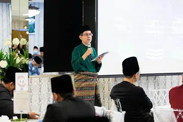 KEUPAYAAN PERLU DIPERTINGKAT: Dr Muhammad Faishal Ibrahim menekankan peranan penting Kadi dan Naib Kadi dalam mendampingi dan memberi sokongan kepada pasangan yang memerlukan semasa acara sambutan Hari Raya Pejabat Pendaftar Pernikahan Orang Islam (ROMM) baru-baru ini. - Foto MCCY