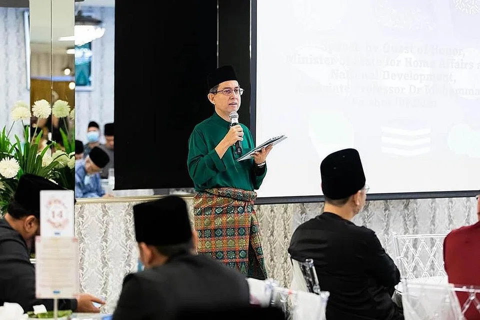 KEUPAYAAN PERLU DIPERTINGKAT: Dr Muhammad Faishal Ibrahim menekankan peranan penting Kadi dan Naib Kadi dalam mendampingi dan memberi sokongan kepada pasangan yang memerlukan semasa acara sambutan Hari Raya Pejabat Pendaftar Pernikahan Orang Islam (ROMM) baru-baru ini. - Foto MCCY