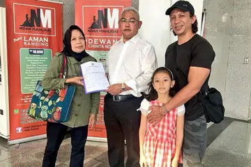 SEKELUARGA BERSAMA MENTERI: Uji Rashid (kiri) bersama anaknya, Cico (kanan), dan cucunya telah ke pejabat Kementerian Perumahan dan Kerajaan Tempatan Malaysia untuk mendapatkan bantuan bagi mendapatkan bantuan rumah Projek Perumahan Rakyat setelah mereka dikatakan diarah agar mengosongkan rumah sewa mereka di Taman Dagang, Ampang, Kuala Lumpur. Kisah mereka telah dikongsi Menteri Perumahan dan Kerajaan Tempatan Malaysia, Tan Sri Noh Omar (tengah), di Facebook. - Foto FACEBOOK TAN SRI NOH OMAR