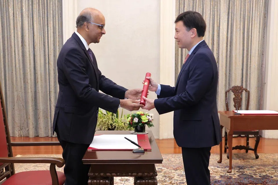 ANGKAT SUMPAH: Encik Chee Hong Tat angkat sumpah sebagai Menteri penuh, dirasmikan Presiden Tharman Shanmugaratnam di Istana pada 23 Januari.