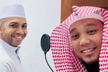 Taufik Batisah (kiri) bersyukur diberi amanah melaungkan azan bagi solat Jumaat pada 31 Mei oleh gurunya di Masjid Ahmad Ibrahim, Ustaz Zahil Zakaria (kanan).