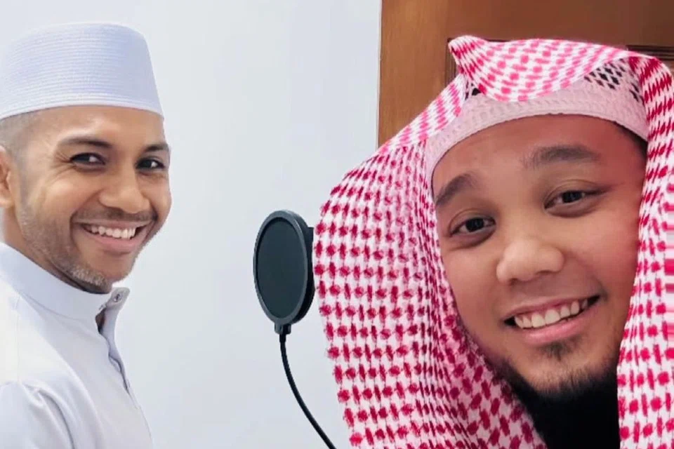 Taufik Batisah (kiri) bersyukur diberi amanah melaungkan azan bagi solat Jumaat pada 31 Mei oleh gurunya di Masjid Ahmad Ibrahim, Ustaz Zahil Zakaria (kanan).