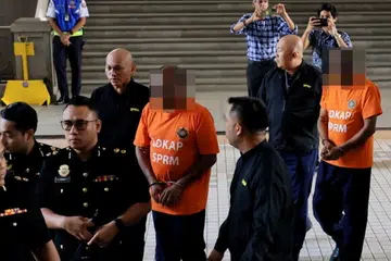 Ahli politik yang juga mantan Pengerusi Lembaga Tabung Haji (TH) dan mantan Ketua Setiausaha Perbendaharaan di Kementerian Kewangan (MOF) ditahan reman tujuh hari bermula 27 Ogos, untuk membantu siasatan kes pendedahan dan dapatan Laporan Suruhanjaya Diraja (RCI) berkaitan penyelewengan TH.