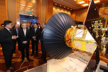 Timbalan Perdana Menteri merangkap Menteri Perdagangan dan Perusahaan, Encik Gan Kim Yong (depan, dua dari kiri), di Konvensyen dan Pameran Teknologi Angkasa Lepas Global (GSTCE) 2025 pada 26 Februari, yang diadakan di Pusat Konvensyen dan Ekspo Marina Bay Sands.
