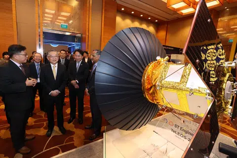 Timbalan Perdana Menteri merangkap Menteri Perdagangan dan Perusahaan, Encik Gan Kim Yong (depan, dua dari kiri), di Konvensyen dan Pameran Teknologi Angkasa Lepas Global (GSTCE) 2025 pada 26 Februari, yang diadakan di Pusat Konvensyen dan Ekspo Marina Bay Sands.