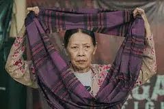 LEGENDA TARI DILIBATKAN: Filem tari ringkas 'Sarung' yang akan ke udara dalam talian Offstage, Esplanade, mulai Khamis ini, dijayakan 'maestro' tari Indonesia, Rusini, dan mengetengahkan peranan sarung dalam pelbagai aspek kehidupan. - Foto ESPLANADE