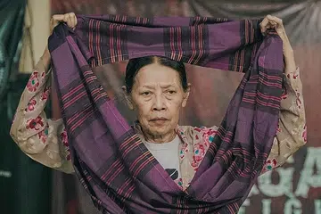 LEGENDA TARI DILIBATKAN: Filem tari ringkas 'Sarung' yang akan ke udara dalam talian Offstage, Esplanade, mulai Khamis ini, dijayakan 'maestro' tari Indonesia, Rusini, dan mengetengahkan peranan sarung dalam pelbagai aspek kehidupan. - Foto ESPLANADE