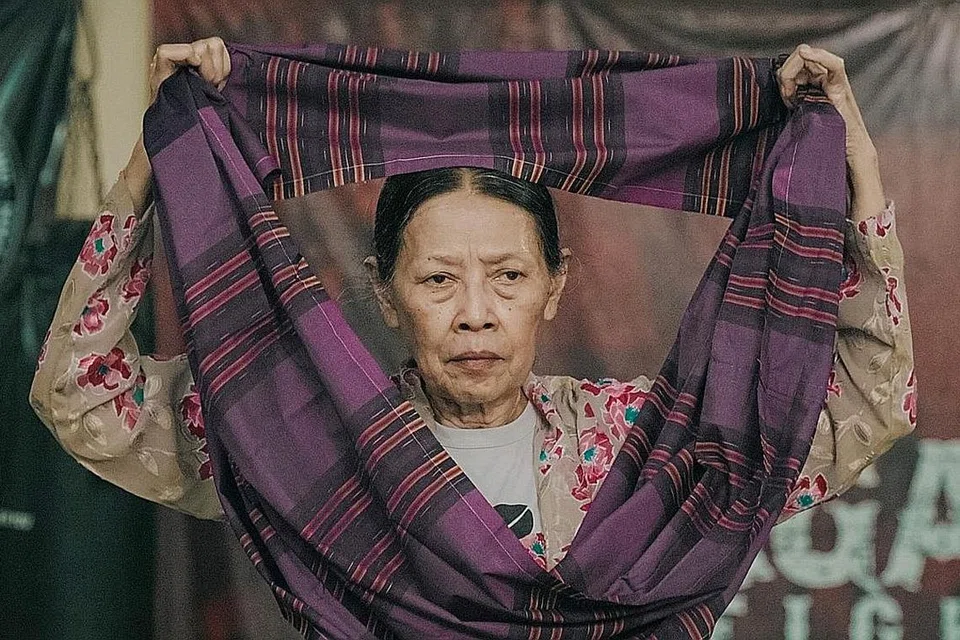 LEGENDA TARI DILIBATKAN: Filem tari ringkas 'Sarung' yang akan ke udara dalam talian Offstage, Esplanade, mulai Khamis ini, dijayakan 'maestro' tari Indonesia, Rusini, dan mengetengahkan peranan sarung dalam pelbagai aspek kehidupan. - Foto ESPLANADE