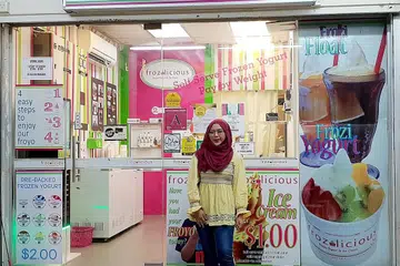 JUAL YOGURT BAWAH BLOK: Cik Fazrina sekeluarga menjual yogurt halal setelah mendapati bahawa hidangan sedemikian tidak dijual di estet perumahan Tampines beberapa tahun yang lalu. - Foto BH oleh SRI AFIQAH AMIR