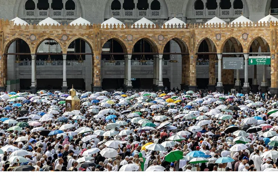 Suhu mencecah 51.8 darjah Celsius di Masjidil Haram di Makkah pada 17 Jun, kata pusat meteorologi Arab Saudi.