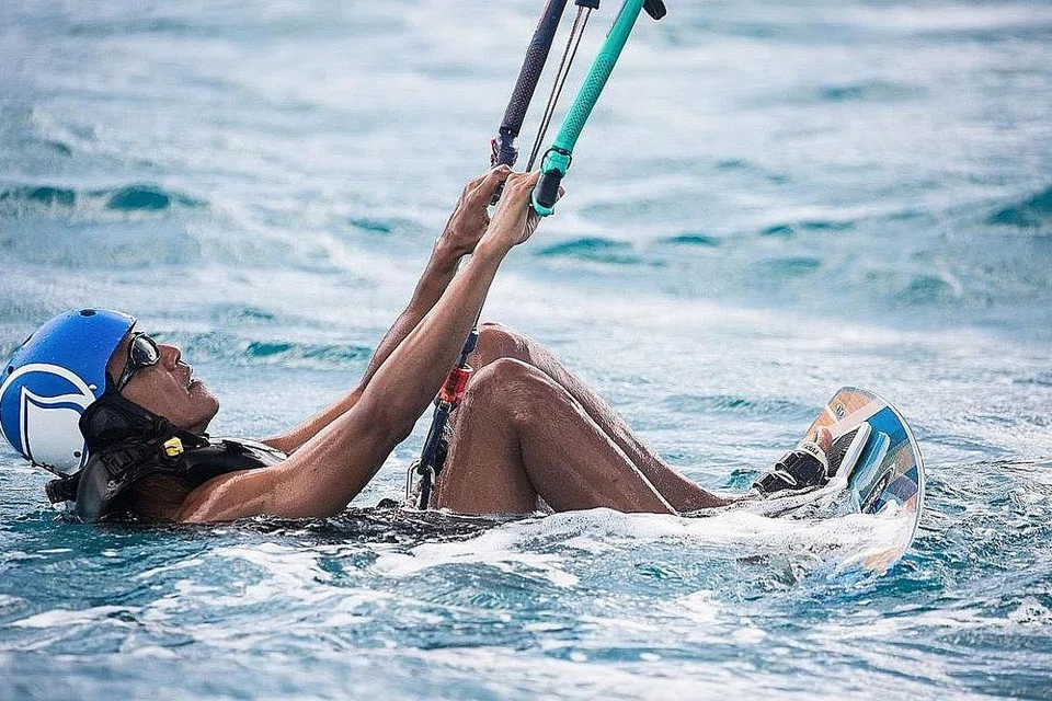 BERIADAH: Encik Obama telah mencuba meluncur layang-layang semasa bercuti bersama jutawan Richard Branson di Pulau Moskito, baru-baru ini. - Foto AFP