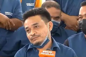 ENCIK ABDUL HALIM: Dilihat mengetuai penyokong Bersatu di divisyen Mersing untuk melaungkan "Hidup Pakatan" beberapa kali sebelum memperbetulkan dirinya dengan melaungkan "Perikatan". - Foto ENTERA TROLL KEBANGSAAN MALAYSIA/FACEBOOK