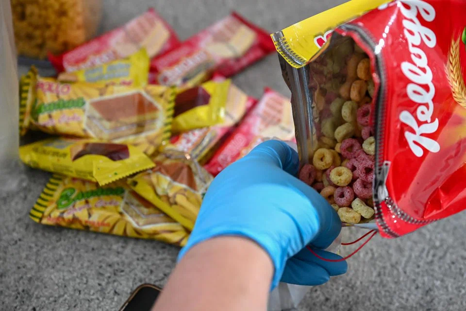 Antara pilihan makanan yang disediakan Cik Lydia Susiyanti Sukarbi dalam inisiatif ‘Breakfast Buddy’. Menu itu berubah sejak permulaannya pada Februari lalu, yang kini termasuk roti dengan krim coklat Nutella, bijirin Froot Loops dan minuman Milo panas.