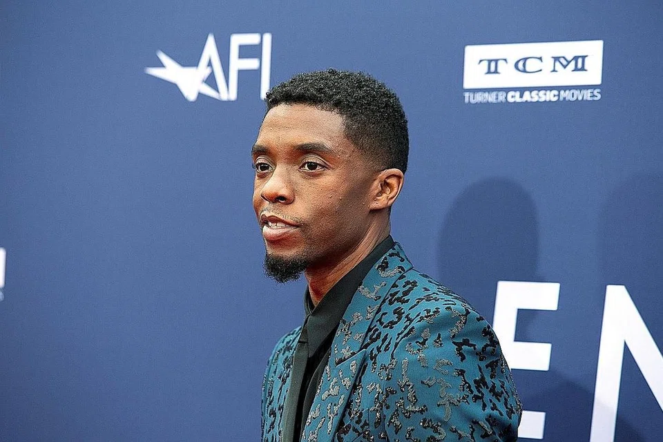 DAPAT PENCALONAN: Aktor asal Pakistan, Riz Ahmed, menjadi individu Muslim pertama dicalon menerusi lakonannya dalam 'Sound Of Metal'; mendiang Chadwick Boseman (atas) menerusi filem 'Ma Rainey's Black Bottom'; dan pengarah Chloe Zhao (dilihat bersama pelakon Frances McDormand) yang merupakan pengarah bukan kulit putih pertama dicalonkan bagi Pengarah Terbaik dalam sejarah Oscar. - Foto REUTERS, AFP & SEARCHLIGHT PICTURES