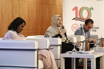 Timbalan Editor Berita di Berita Harian, Cik Nur Adilah Mahbob (tengah) berkongsi peri pentingnya peranan penterjemah manusia untuk menyampaikan nuansa bahasa, rujukan budaya, simpulan bahasa dan makna yang tersirat kepada masyarakat.