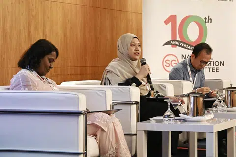 Timbalan Editor Berita di Berita Harian, Cik Nur Adilah Mahbob (tengah) berkongsi peri pentingnya peranan penterjemah manusia untuk menyampaikan nuansa bahasa, rujukan budaya, simpulan bahasa dan makna yang tersirat kepada masyarakat.