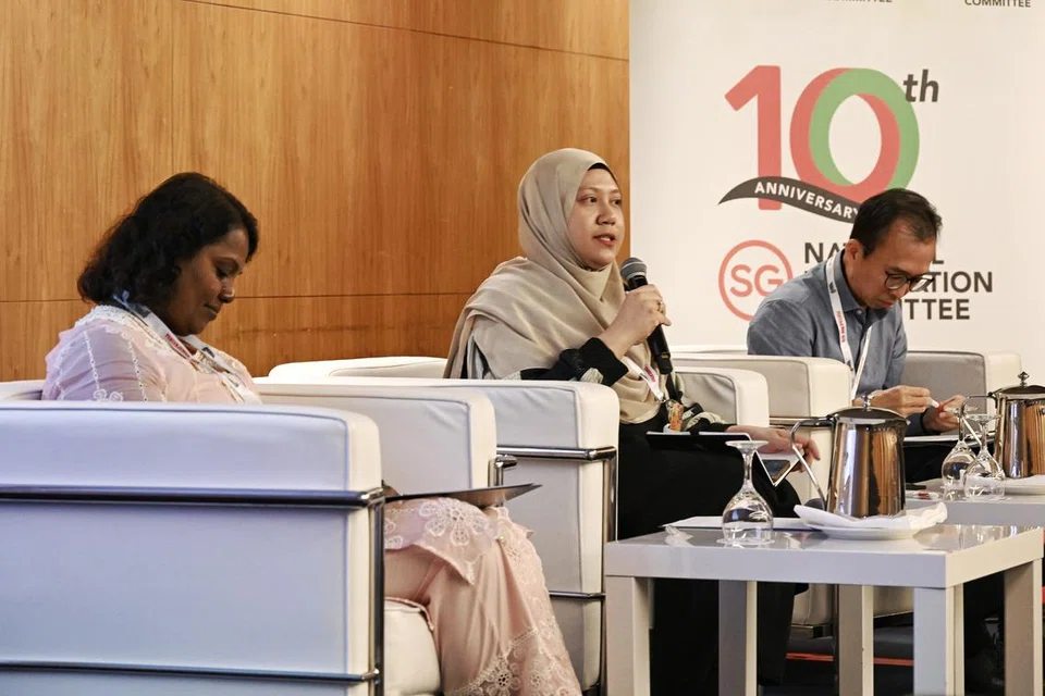 Timbalan Editor Berita di Berita Harian, Cik Nur Adilah Mahbob (tengah) berkongsi peri pentingnya peranan penterjemah manusia untuk menyampaikan nuansa bahasa, rujukan budaya, simpulan bahasa dan makna yang tersirat kepada masyarakat.