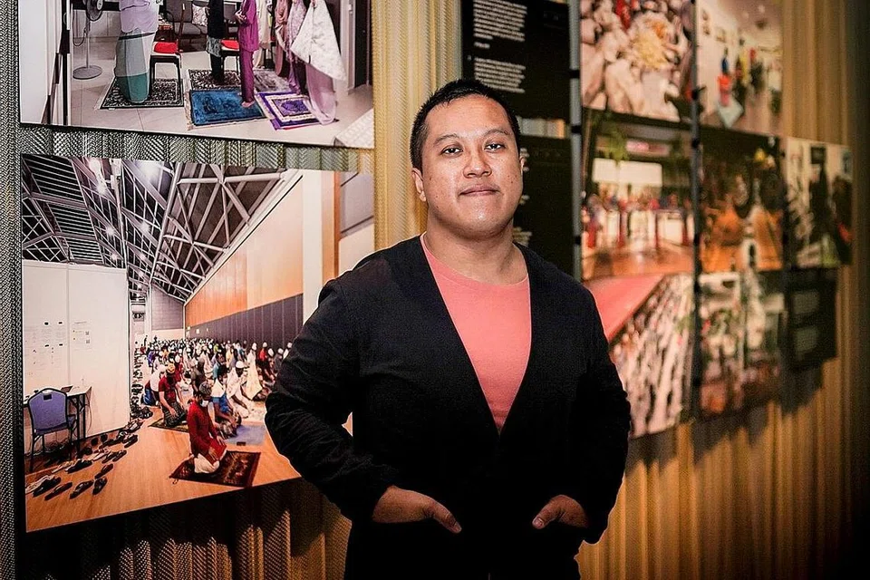 KESYAHDUAN TERASA: Menerusi pameran foto 'Picturing the Pandemic: A Visual Record of Covid-19 in Singapore' di Muzium Negara, Encik Zakaria Zainal selami emosi masyarakat Islam dan pekerja asing dalam Ramadan dan Syawal diraikan sewaktu pandemik melanda tahun lalu. - Foto BM oleh NUR DIYANA TAHA